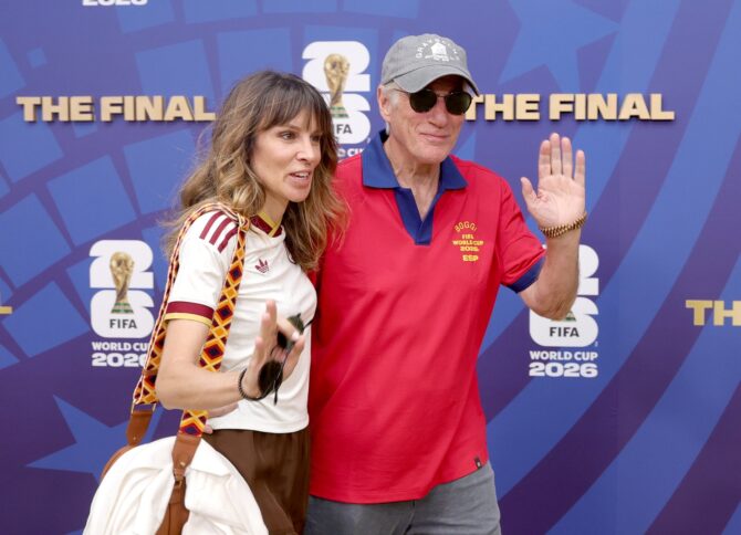 Alejandra Silva und Schauspieler Richard Gere auf dem FIFA Gold Carpet vor dem WM-Finale 2026 zwischen Spanien und Argentinien am 19. Juli 2026 in East Rutherford. (Michael Loccisano / Getty Images North America via Getty Images)