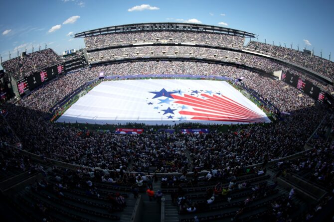 Zur Feier des amerikanischen Unabhängigkeitstags bedeckt ein riesiges Sterne-Banner den Rasen des Philadelphia Stadium, während vor dem WM-2026-Achtelfinale zwischen Paraguay und Frankreich am 4. Juli 2026 die US-Nationalhymne erklingt. Al Bello / Getty Images North America via Getty Images