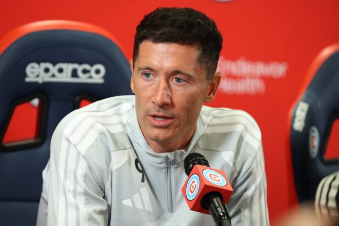 Robert Lewandowski spricht bei seiner Vorstellung als Neuzugang von Chicago Fire FC im Endeavor Health Performance Center zu den Medien. Der polnische Stürmer wurde am 14. Juli 2026 in Chicago offiziell präsentiert und trägt bei seinem neuen Klub die Rückennummer 9. (Jayden Mack / Getty Images North America via Getty Images)