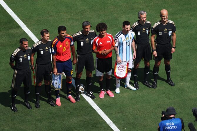 Die Kapitäne Rodri und Lionel Messi mit Schiedsrichter Slavko Vincic und seinem Team vor dem WM-Finale 2026 am 19. Juli 2026 im MetLife Stadium. (Kevin C. Cox / Getty Images North America via Getty Images)