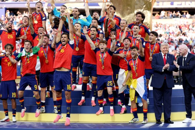 Rodri hebt den WM-Pokal neben US-Präsident Donald Trump und FIFA-Präsident Gianni Infantino, nachdem Spanien das Finale 2026 gegen Argentinien gewonnen hat. (Carl Recine / Getty Images North America via Getty Images)