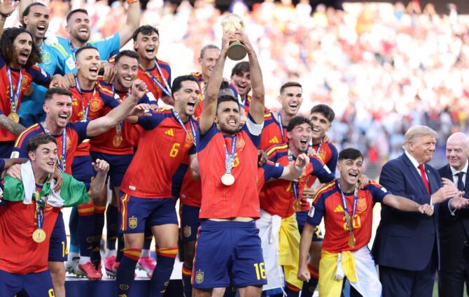 Die Pokalübergabe nach dem WM-Finale 2026: Rodri mit der Trophäe zwischen Donald Trump und Gianni Infantino im MetLife Stadium. (Justin Setterfield / Getty Images North America via Getty Images)