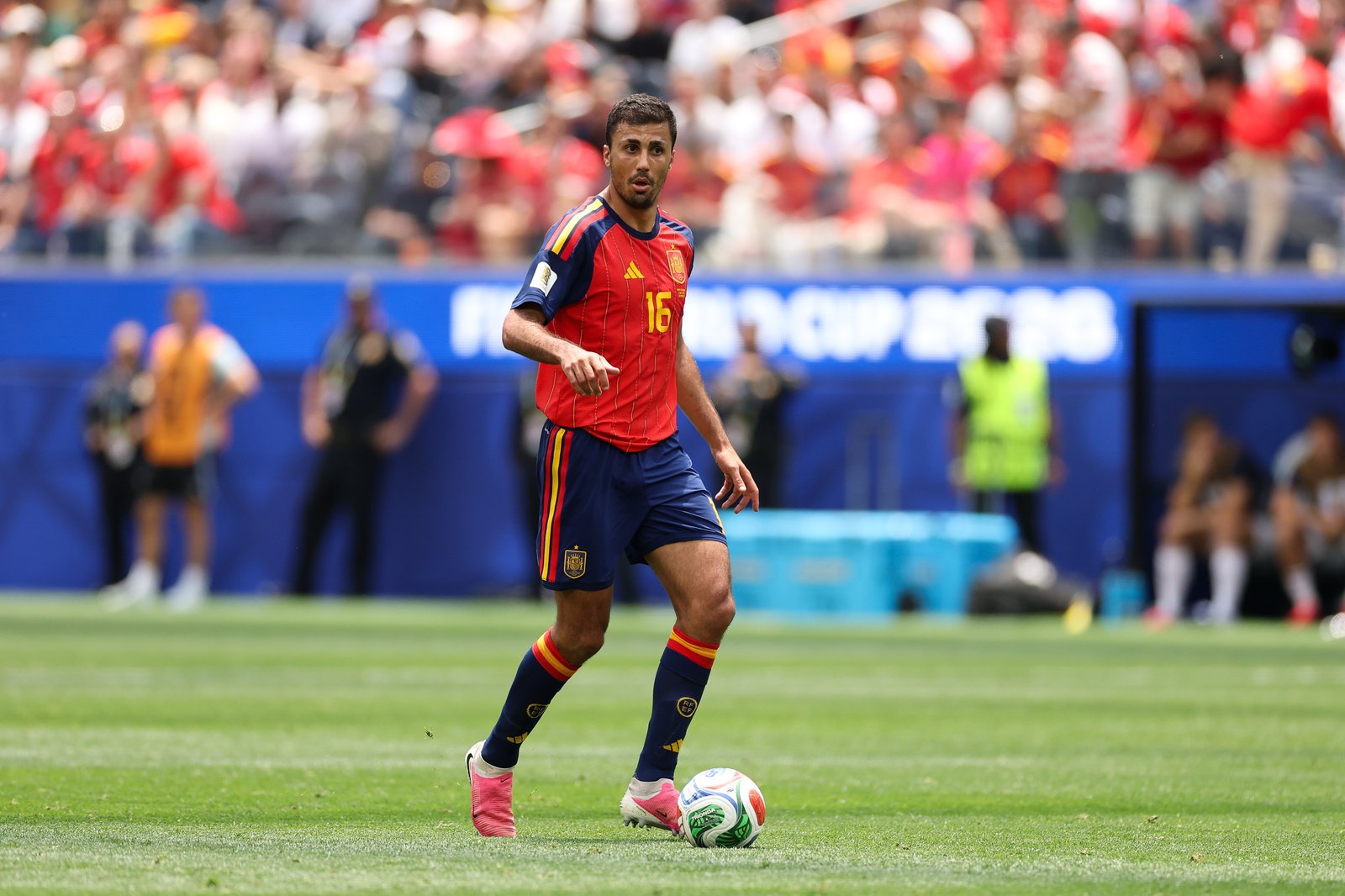 Spaniens Mittelfeldstratege Rodri am Ball im WM-2026-Sechzehntelfinale gegen Österreich. Die Begegnung fand am 2. Juli 2026 im Los Angeles Stadium in Inglewood, Kalifornien, statt. (Florencia Tan Jun / Getty Images North America via Getty Images)