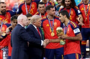 Rodri nimmt den WM-Pokal entgegen: US-Präsident Donald Trump und FIFA-Präsident Gianni Infantino überreichen dem spanischen Mittelfeldspieler die Trophäe nach dem Finalsieg gegen Argentinien am 19. Juli 2026 im New York New Jersey Stadium in East Rutherford. (Carl Recine / Getty Images North America via Getty Images)