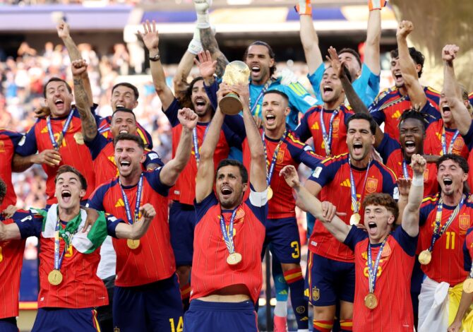 Spaniens Kapitän Rodri stemmt nach dem 1:0-Sieg im Finale gegen Argentinien den WM-Pokal in die Höhe, am 19. Juli 2026 im MetLife Stadium in East Rutherford. (Carl Recine / Getty Images North America via Getty Images)