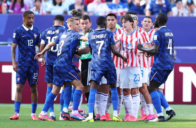 Spieler aus Frankreich und Paraguay geraten während des WM-2026-Achtelfinales am 4. Juli 2026 im Philadelphia Stadium in Philadelphia, Pennsylvania, aneinander. (Foto: Dan Mullan/Getty Images)
