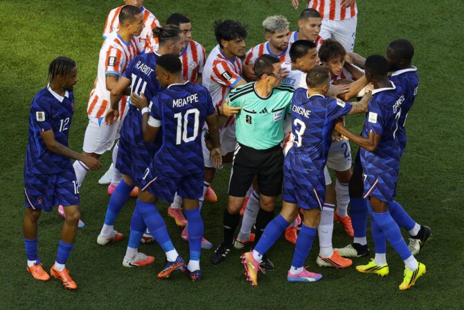 Rudelbildung im WM-2026-Achtelfinale zwischen Paraguay und Frankreich, nachdem Kylian Mbappé von Andrés Cubas gefoult wurde. Aufgenommen am 4. Juli 2026 im Philadelphia Stadium. (Al Bello / Getty Images North America via Getty Images)