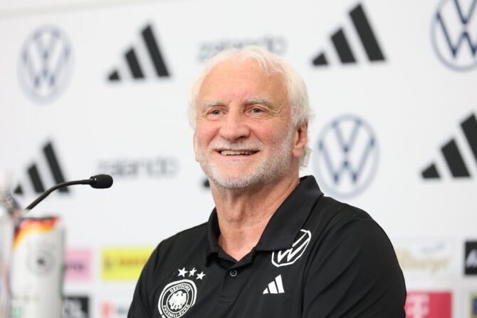 DFB-Sportdirektor Rudi Völler lächelt bei einer Pressekonferenz der deutschen Nationalmannschaft während der WM 2026.