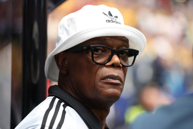 Hollywood-Star Samuel L. Jackson verfolgt das WM-2026-Sechzehntelfinale zwischen Australien und Ägypten am 3. Juli 2026 im Dallas Stadium in Arlington, Texas, von der Tribüne aus. (Foto: Kevin C. Cox/Getty Images)