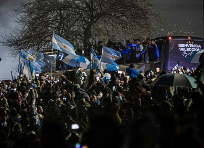 Trainer Lionel Scaloni, Spieler und Staff der argentinischen Nationalmannschaft grüßen bei ihrer Ankunft am Predio Lionel Andrés Messi in Ezeiza am 20. Juli 2026 die Fans, einen Tag nach dem verlorenen WM-Finale gegen Spanien. (Marcelo Endelli / Getty Images South America via Getty Images)