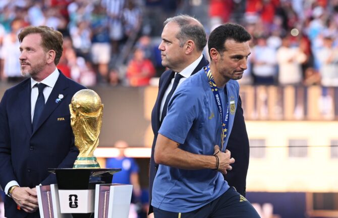 Argentiniens Nationaltrainer Lionel Scaloni geht nach der Übergabe seiner Silbermedaille am WM-Pokal vorbei. Im Finale der Weltmeisterschaft 2026 unterlag seine Mannschaft am 19. Juli 2026 im Stadion von East Rutherford in New Jersey dem Weltmeister Spanien. David Ramos / Getty Images