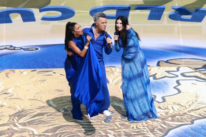 Nicole Scherzinger, Robbie Williams und Laura Pausini treten vor dem WM-Finale 2026 zwischen Spanien und Argentinien im MetLife Stadium auf. (Elsa / Getty Images North America via Getty Images)