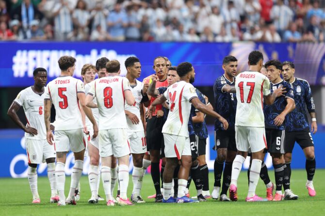 Diskussionen nach der Gelben Karte für Englands Elliot Anderson: Schiedsrichter Ismail Elfath im WM-2026-Halbfinale zwischen England und Argentinien am 15. Juli 2026 in Atlanta. (Justin Setterfield / Getty Images)