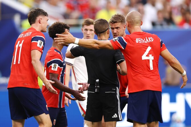 Schiedsrichter Clement Turpin zeigt Norwegens Kristoffer Ajer im Viertelfinale der WM 2026 gegen England die Gelbe Karte.