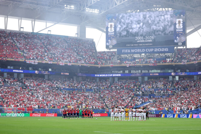 MIAMI GARDENS, USA - 11. Juli 2026: Spieler und Offizielle halten vor dem Viertelfinale der WM 2026 zwischen Norwegen und England im Miami Stadium eine Schweigeminute für den verstorbenen südafrikanischen Nationalspieler Jayden Adams ab. (Foto: Dan Mullan/Getty Images)