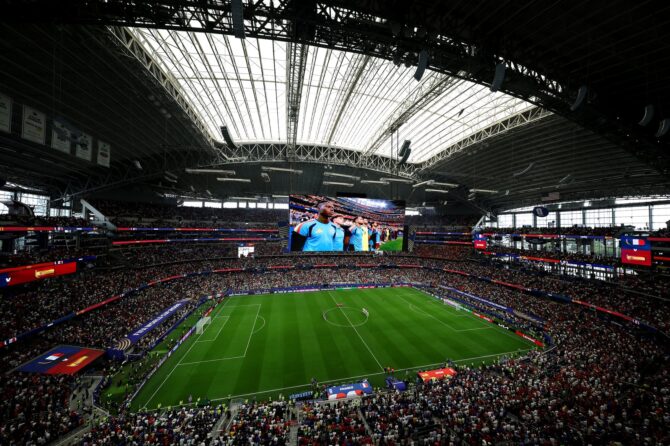 Die Spieler halten vor dem WM-Halbfinale zwischen Frankreich und Spanien im Dallas Stadium in Arlington, Texas, am 14. Juli 2026 eine Schweigeminute zum zehnten Jahrestag des Terroranschlags von Nizza ab. (Kevin C. Cox / Getty Images)