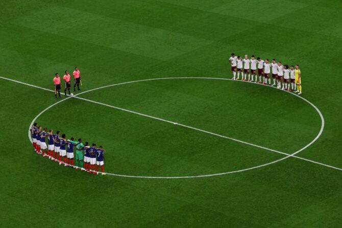 Die Spieler halten vor dem WM-Halbfinale zwischen Frankreich und Spanien im Dallas Stadium in Arlington, Texas, am 14. Juli 2026 eine Schweigeminute zum zehnten Jahrestag des Terroranschlags von Nizza ab. (Dustin Satloff / Getty Images)