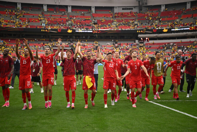 Schweizer Nationalspieler applaudieren nach dem Achtelfinalsieg den Fans im Stadion