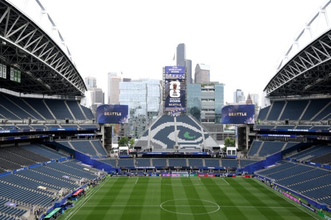 Blick ins Seattle Stadium vor dem Anpfiff: Vor der Skyline von Seattle wird die Arena für das Sechzehntelfinale der WM 2026 zwischen Belgien und Senegal vorbereitet. Aufgenommen am 1. Juli 2026 in Seattle. (Emilee Chinn / Getty Images)