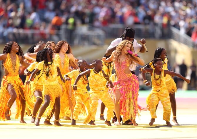 Shakira und Burna Boy bei ihrem gemeinsamen Auftritt in der Halbzeitshow des WM-Finales 2026 am 19. Juli 2026 im MetLife Stadium in East Rutherford. (Lars Baron / Getty Images North America via Getty Images)