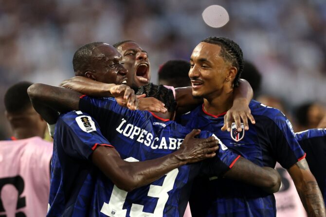 Kap Verdes Spieler bejubeln in einer Traube den Torschützen Sidny Lopes Cabral, der im Sechzehntelfinale der WM 2026 gegen Argentinien am 3. Juli 2026 im Miami Stadium in Miami Gardens das 2:0 für die Inselkicker erzielt hat. Michael Reaves / Getty Images North America via Getty Images