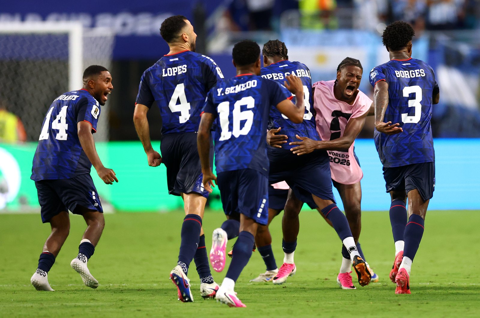Kap Verdes Sidny Lopes Cabral bejubelt mit seinen Teamkollegen seinen Treffer zum zwischenzeitlichen 2:2-Ausgleich im WM-2026-Sechzehntelfinale gegen Argentinien. Die Partie fand am 3. Juli 2026 im Miami Stadium in Miami Gardens, Florida, statt. (Robert Cianflone / Getty Images North America via Getty Images)