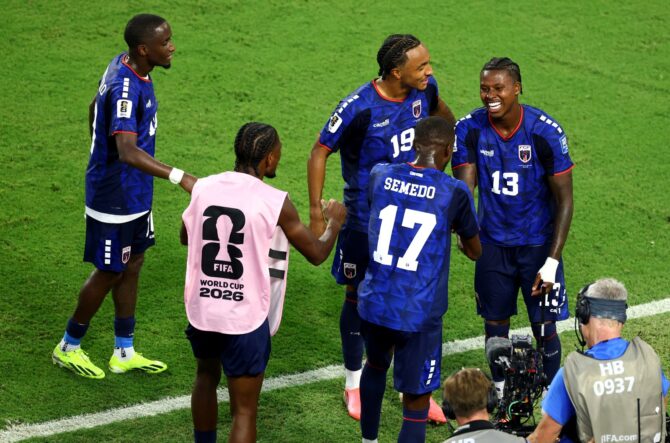 Strahlender Torschütze: Sidny Lopes Cabral (Nr. 13) nimmt an der Seitenlinie die Glückwünsche seiner Teamkollegen entgegen, nachdem er im Sechzehntelfinale der WM 2026 gegen Argentinien am 3. Juli 2026 im Miami Stadium in Miami Gardens das 2:0 für Kap Verde erzielt hat. Megan Briggs / Getty Images North America via Getty Images