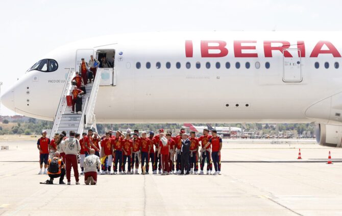 Die spanische Nationalmannschaft trifft am 20. Juli 2026 am Flughafen Adolfo Suárez Madrid-Barajas ein, wo die frisch gekrönten Weltmeister vor der Pokalparade durch die Hauptstadt empfangen werden. Pablo Blazquez Dominguez / Getty Images