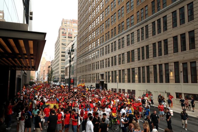 Spanische Fans stimmen sich am 18. Juli 2026 in New York auf das WM-Finale 2026 gegen Argentinien ein. (Florencia Tan Jun / Getty Images North America via Getty Images)