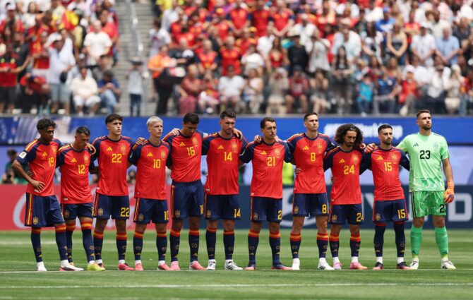 Die spanische Startelf steht Arm in Arm während der Nationalhymne vor dem WM-2026-Viertelfinale gegen Belgien am 10. Juli 2026 im SoFi Stadium von Inglewood bei Los Angeles. (Luke Hales / Getty Images North America via Getty Images)