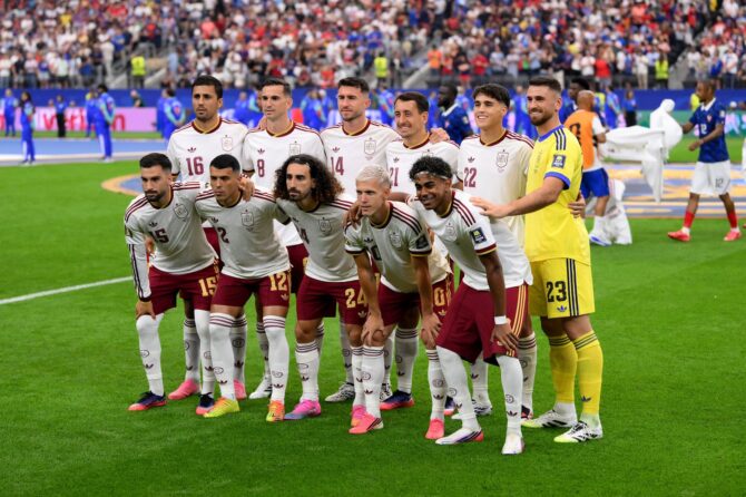 Die spanische Nationalmannschaft stellt sich vor dem WM-Halbfinale gegen Frankreich im Dallas Stadium in Arlington, Texas, am 14. Juli 2026 zum Mannschaftsfoto auf. (David Ramos / Getty Images)