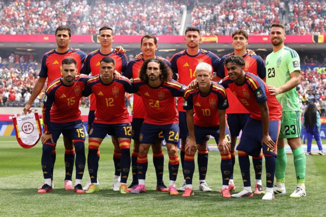 Das Mannschaftsfoto der spanischen Nationalmannschaft im roten Heimtrikot vor dem WM-2026-Viertelfinale gegen Belgien am 10. Juli 2026 im SoFi Stadium von Inglewood bei Los Angeles. (Florencia Tan Jun / Getty Images North America via Getty Images)