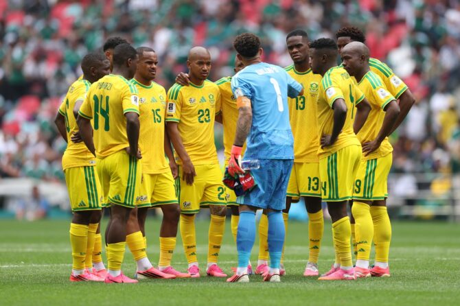Die Spieler Südafrikas bilden vor dem Anpfiff einen Mannschaftskreis: Beim WM-Gruppenspiel 2026 der Gruppe A trifft die Bafana Bafana am 11. Juni im Mexico City Stadium auf Gastgeber Mexiko. (Luke Hales / Getty Images South America via Getty Images)