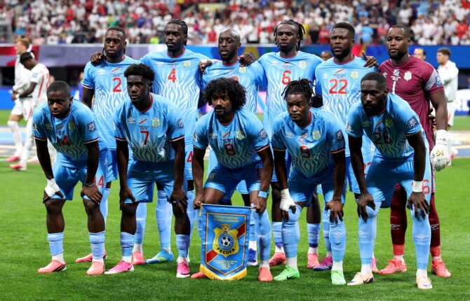 Die Startelf der DR Kongo stellt sich für das Mannschaftsfoto auf, bevor das Sechzehntelfinale der WM 2026 gegen England angepfiffen wird. Aufgenommen im Atlanta Stadium am 1. Juli 2026. (Richard Pelham / Getty Images)