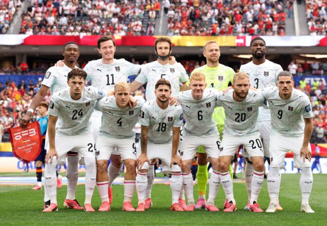 Die Startelf Österreichs stellt sich vor dem Sechzehntelfinale der WM 2026 gegen Spanien zum Mannschaftsfoto auf. Aufgenommen im Los Angeles Stadium am 2. Juli 2026 in Inglewood. (Michael Steele / Getty Images)