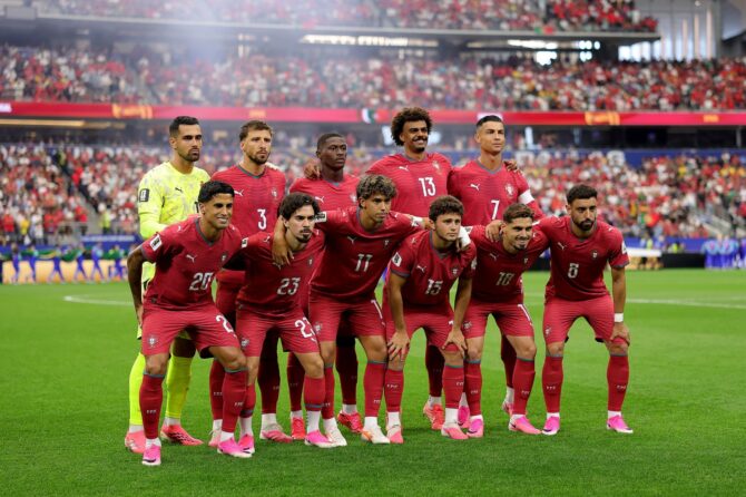 Die Startelf Portugals stellt sich vor dem Achtelfinale der WM 2026 gegen Spanien am 6. Juli 2026 im Dallas Stadium in Arlington zum Mannschaftsfoto auf. (Alex Slitz / Getty Images North America via Getty Images)