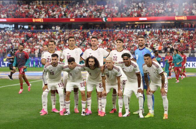 Die Startelf Spaniens stellt sich vor dem Achtelfinale der WM 2026 gegen Portugal am 6. Juli 2026 im Dallas Stadium in Arlington zum Mannschaftsfoto auf. (Molly Darlington / Getty Images North America via Getty Images)