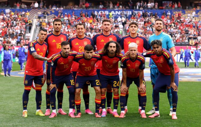 Die Startelf Spaniens stellt sich vor dem Sechzehntelfinale der WM 2026 gegen Österreich zum Mannschaftsfoto auf. Aufgenommen im Los Angeles Stadium am 2. Juli 2026 in Inglewood. (Florencia Tan Jun / Getty Images)