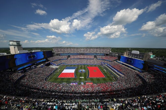 Die Mannschaften und Schiedsrichter stellen sich vor dem Viertelfinale der WM 2026 zwischen Frankreich und Marokko am 9. Juli 2026 im Boston Stadium in Foxborough auf. (Alex Slitz / Getty Images North America via Getty Images)