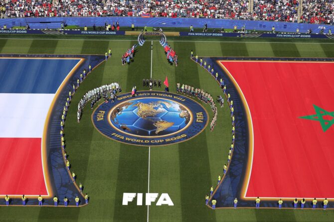 Die Mannschaften und Schiedsrichter stellen sich vor dem Anpfiff des Viertelfinals der WM 2026 zwischen Frankreich und Marokko am 9. Juli 2026 im Boston Stadium in Foxborough auf. (Alex Slitz / Getty Images North America via Getty Images)
