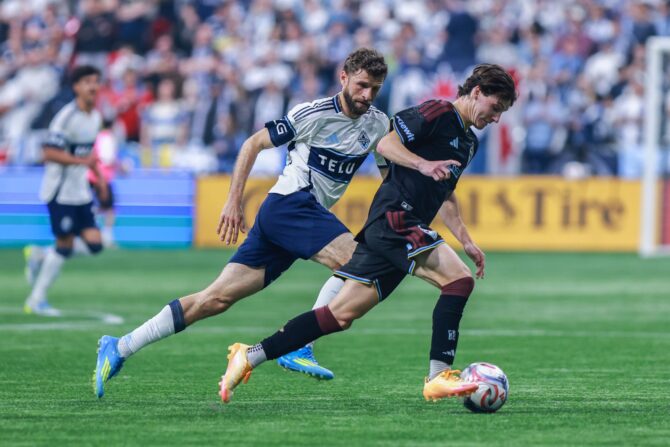 Der frühere Weltmeister Thomas Müller, inzwischen für die Vancouver Whitecaps FC in der nordamerikanischen Major League Soccer am Ball, behauptet den Ball im Zweikampf mit Paxten Aaronson von den Colorado Rapids. Die MLS-Partie fand am 25. April 2026 im BC Place in Vancouver statt. (Elizabeth Ruiz Ruiz / Getty Images North America via Getty Images)