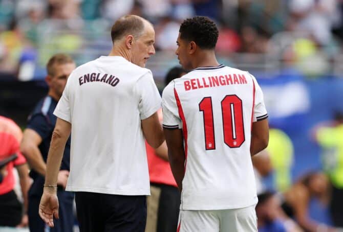 Englands Trainer Thomas Tuchel spricht am 18. Juli 2026 im Stadion von Miami Gardens mit Jude Bellingham. England und Frankreich trafen dort im Spiel um Platz 3 der WM 2026 aufeinander. (Luke Hales / Getty Images North America via Getty Images)