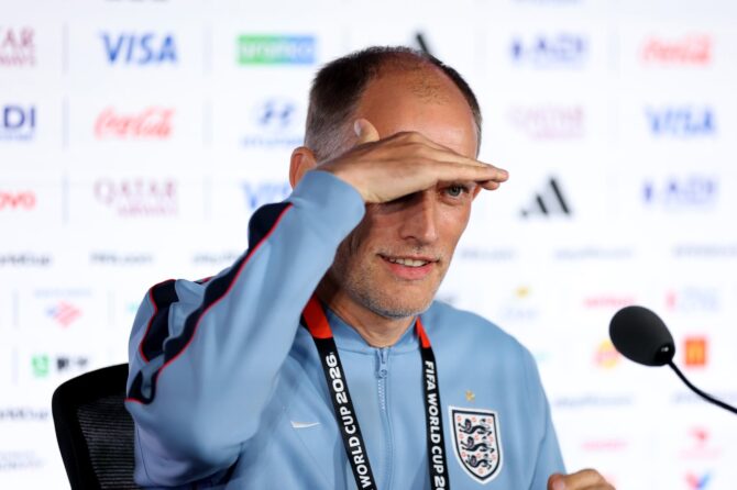 Englands Nationaltrainer Thomas Tuchel beantwortet auf der Pressekonferenz am Tag vor dem WM-Halbfinale 2026 gegen Argentinien die Fragen der Journalisten. Der Medientermin fand am 14. Juli 2026 im Atlanta Stadium in Atlanta, Georgia, statt. Justin Setterfield / Getty Images