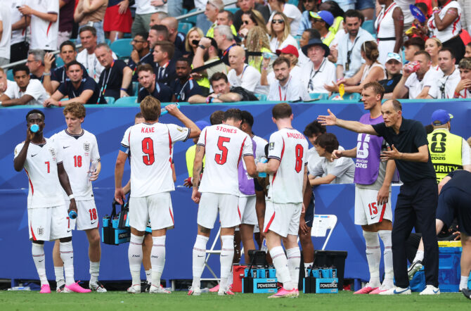 MIAMI GARDENS, USA - 11. Juli 2026: Englands Nationaltrainer Thomas Tuchel spricht während einer Trinkpause im Viertelfinale der WM 2026 gegen Norwegen im Miami Stadium mit seinen Spielern. (Foto: Richard Pelham/Getty Images)