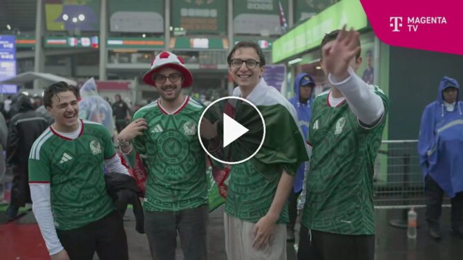 Mexiko-Fans im Regen vor dem wegen Unwetter verschobenen Achtelfinale gegen England.