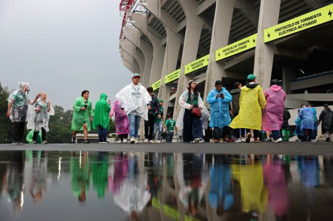 Fans vor dem WM-2026-Achtelfinale Mexiko gegen England, digitale Anzeigetafeln im Mexico City Stadium warnen vor schwerem Unwetter