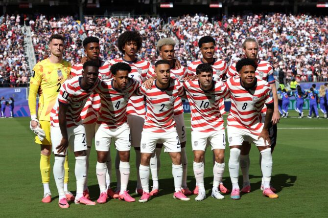 Die Nationalmannschaft der USA stellt sich vor dem Sechzehntelfinale der WM 2026 gegen Bosnien und Herzegowina zum Mannschaftsfoto auf. Aufgenommen im San Francisco Bay Area Stadium am 1. Juli 2026 in Santa Clara. (Charlotte Wilson / Getty Images)