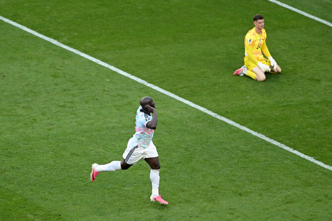 Romelu Lukaku (#9) aus Belgien feiert das vierte Tor seiner Mannschaft, während Matt Freese (#24) aus den Vereinigten Staaten reagiert – während des Achtelfinalspiels der FIFA-Weltmeisterschaft 2026 zwischen den USA und Belgien im Seattle Stadium am 6. Juli 2026 in Seattle, Washington.