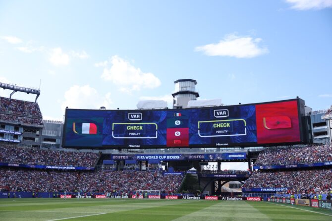 Die Videoleinwand zeigt die VAR-Überprüfung einer möglichen Elfmeter-Szene nach einem Foul von Marokkos Noussair Mazraoui an Frankreichs Kylian Mbappé im Viertelfinale der WM 2026 am 9. Juli 2026 im Boston Stadium in Foxborough. (Molly Darlington / Getty Images North America via Getty Images)