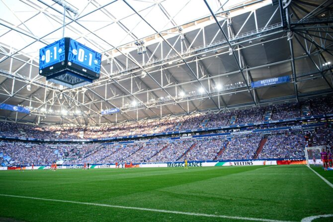 Die Veltins-Arena in Gelsenkirchen während des Zweitligaspiels zwischen dem FC Schalke 04 und dem SC Paderborn 07 am 2. Mai 2025. (Copyright Depositphotos.com)